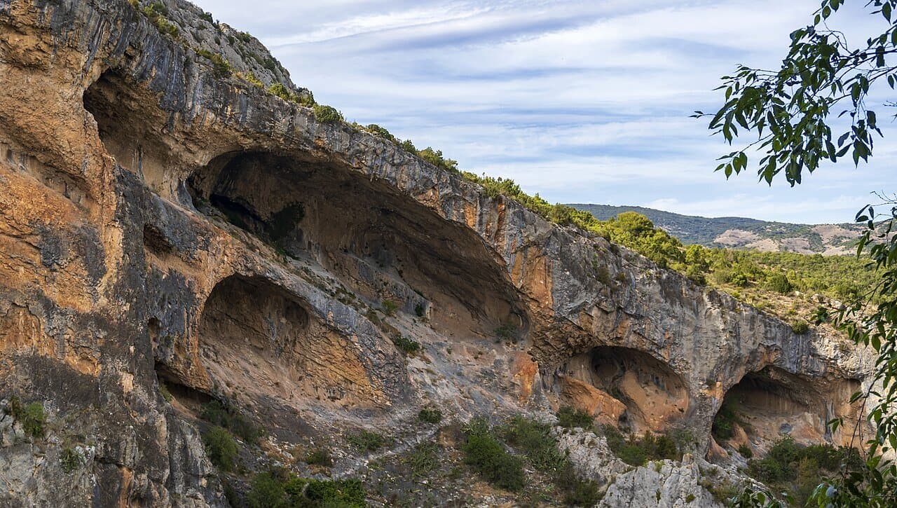 Overhanging limestone walls in the Vero canyon near Alquézar